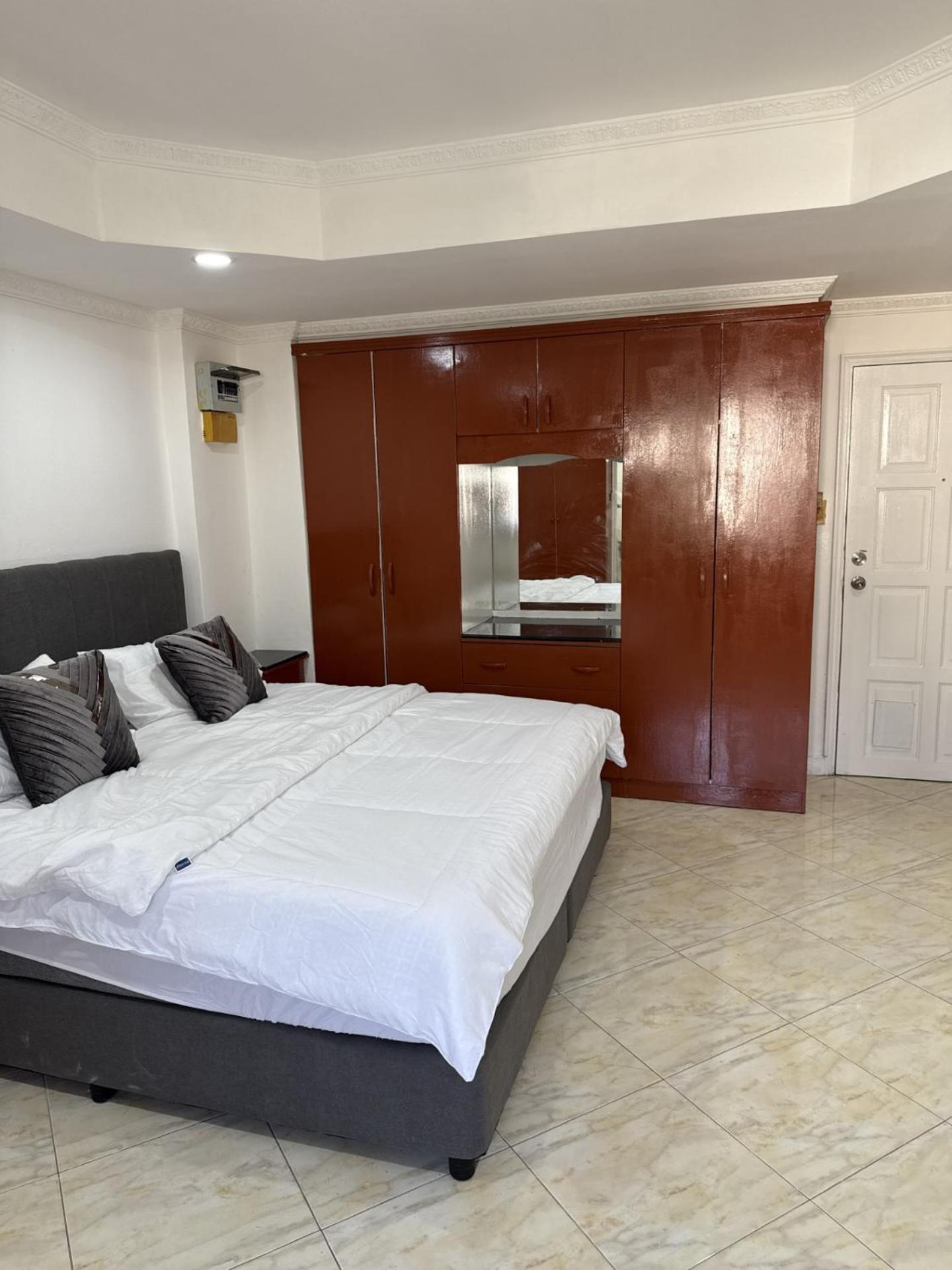 Apartment Condotel - 8th Floor - 28 Sqm - King Bed, Kitchen, Private Bathroom, Seating Area, Tv With Free Wifi, Walking Distance To The Patong